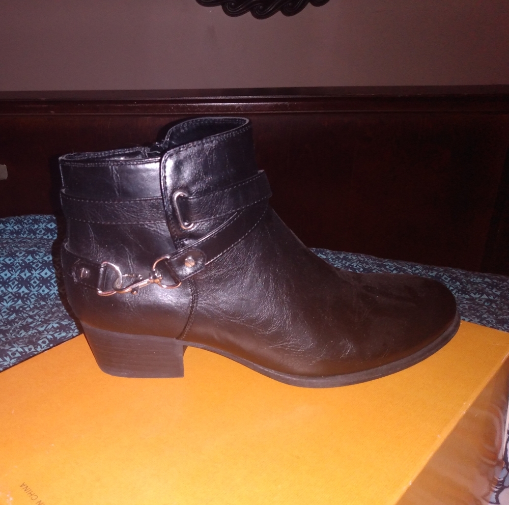 Unisa black leather boots